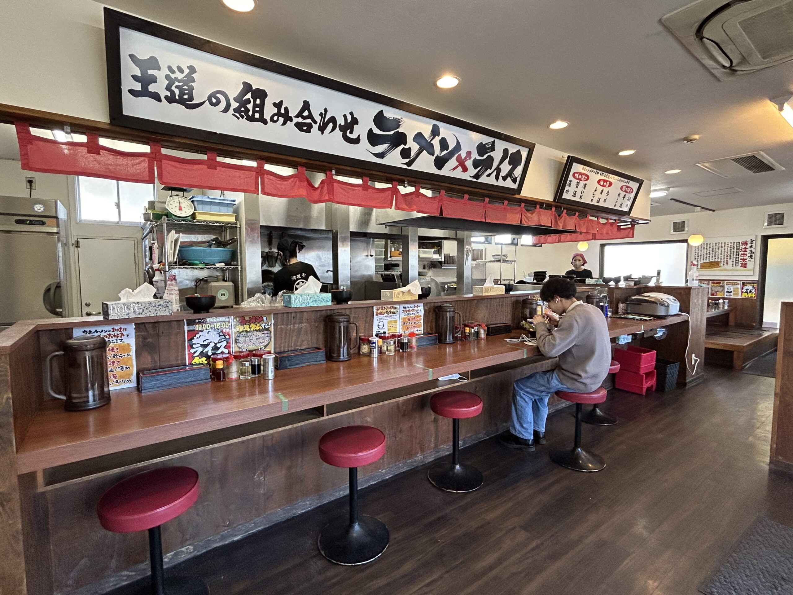 家系ラーメン店のホール・キッチンスタッフ 0